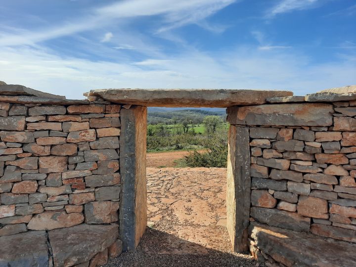 On peut admirer le soleil couchant au travers de la porte qui relie les deux caselles de Super-Cayrou. (ANNE CHEPEAU / RADIO FRANCE)