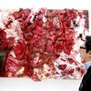 Un spectateur observe une œuvre sanguinolente de l'artiste indo-britannique Anish Kapoor exposée à la Fiac, à Paris, le 21 octobre 2015. (FRANCOIS GUILLOT / AFP)