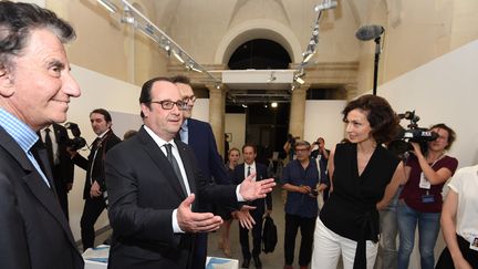 Jack Lang et Audray Azoulay accompagnent François Hollande ce jeudi  à l'Ecole nationale supérieure de la photographie
 (SYLVAIN THOMAS / POOL / AFP)