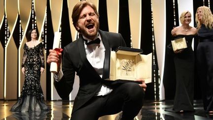 Ruben Östlund exulte en recevant la Palme d'or 2017, pour "The Square"
 (Philip Rock / ANADOLU AGENCY)