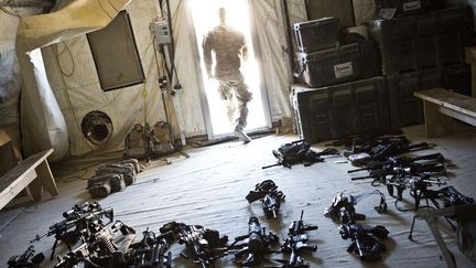 Un soldat am&eacute;ricain sort d'une tente militaire dans la base de Maiwand (Afghanistan), apr&egrave;s avoir r&eacute;alis&eacute; l'inventaire des armes, le 20 janvier 2013. (ANDREW BURTON / REUTERS)