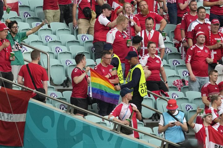 Un steward confisque un drapeau arc-en-ciel à un supporter danois lors du quart de finale entre la République tchèque et le Danemark, samedi 3 juillet 2021. (DARKO VOJINOVIC / POOL)