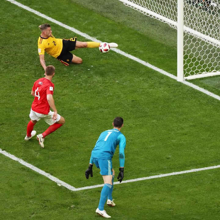 Toby Alderweireld sauve une occasion de l'Anglais Eric Dier, samedi 14 juillet à Saint-Pétersbourg (Russie), lors de la petite finale. (ANTON VAGANOV / REUTERS)