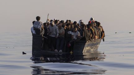 Des migrants naviguent à bord d'une embarcation en bois avant un sauvetage par l'"Ocean Viking", le 27 août 2022, au sud de Lampedusa (Italie). (JEREMIAS GONZALEZ/  AP / SIPA)