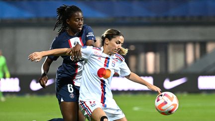 Oriane Jean François et Daniëlle Van de Donk au duel lors du Trophée des champions à Dunkerque, le 28 août 2022. (DENIS CHARLET / AFP)