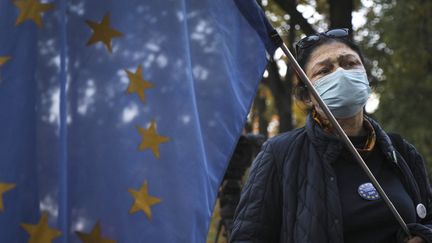 Une manifestante devant le tribunal constitutionnel polonais, le 7 octobre 2021 à Varsovie (Pologne).&nbsp; (JAAP ARRIENS / AFP)