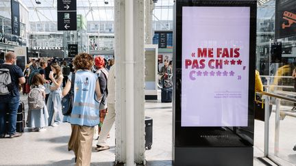 Une affiche à la Gare de Lyon à Paris pour sensibiliser les usagers et dénoncer les outrages subis par les agents SNCF. (ARNAUD DUMONTIER / MAXPPP)