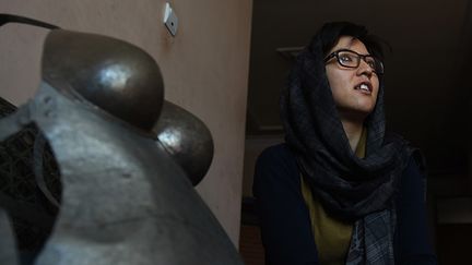 Kubra Khademi et son armure de fer aux courbes féminines le 8 mars 2015.
 (Shah Marai  / AFP)