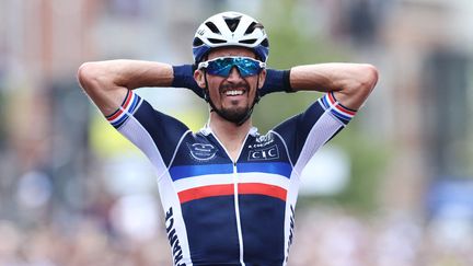 La joie de Julian Alaphilippe à l'arrivée des Mondiaux à Louvain, le 26 septembre.&nbsp; (KENZO TRIBOUILLARD / AFP)