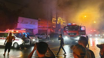 Un karaoké en flammes à Binh Duong, près d’Hô Chi Minh-Ville, dans le sud du Vietnam,&nbsp;le 6 septmebre 2022. (STR / VIETNAM NEWS AGENCY / AFP)