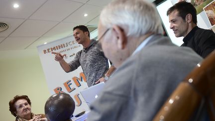 L'ancien footballeur Javier Torres Gomez s'entretient avec des personnes agées atteintes de la maladie d'Alzheimer, à Madrid (Espagne), le 28 novembre 2017. (PIERRE-PHILIPPE MARCOU / AFP)