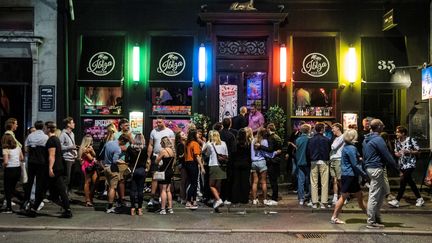 Des&nbsp;clients à la sortie d'un bar de Copenhague (Danemark), le 21 août 2020.&nbsp; (OLAFUR STEINAR GESTSSON / RITZAU SCANPIX / AFP)