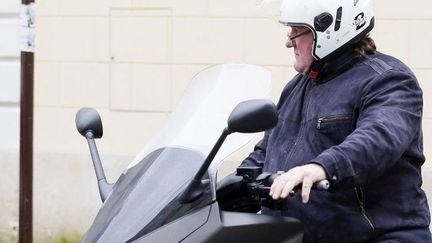 Gérard Depardieu quitte en 2 roues son domicile parisien, le 4 janvier 2013
 (KENZO TRIBOUILLARD / AFP)