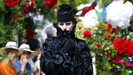 Après un défilé qui trouve son inspiration dans les Contes populaires Slaves, voici une ribambelle d'enfants. Le couturier a présenté une mini collection cérémonie colorée et joyeuse pour petites filles. Beaucoup de Dames en noir dans cette collection couture où les mannequins défilaient au son de l'accordéon de Pascal Contet pendant qu'une gracieuse ballerina en tutu en velours lurex noir compressé était accompagné d'un petit pope de noir vêtu. Une parenthèse altière et romantique. 
 (Patrick Kovarik/AFP)