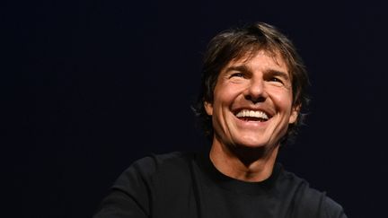 Un grand sourire de star&nbsp;durant la rencontre "Rendez-vous avec Tom Cruise", le 18 mai 2022 au festival de Cannes (LOIC VENANCE / AFP)