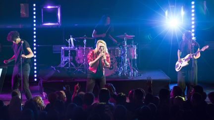 Le groupe français Hyphen Hyphen, avec sa chanteuse Santa au centre, lors d'un concert sur la Croisette à Cannes, le 6 juin 2018. (SYSPEO / SIPA)