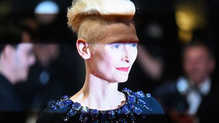 Le flash des photographes n'arrivent pas à percer les secrets de la tant mystérieuse Tilda Swinton.&nbsp; (PATRICIA DE MELO MOREIRA / AFP)