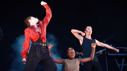 Christine and the Queens déboule sur une scène suréquipée au coucher de soleil. Elle est accompagnée par sa troupe de danse "La Horde" dans une chorégraphie millimétrée. (JULES BOUDIER                       )