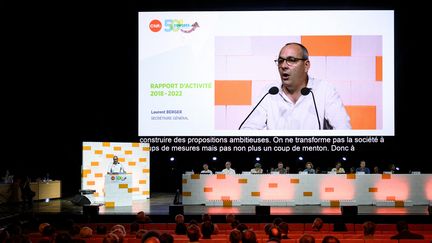 Laurent Berger s'exprime à la tribune du 50e congrès de la CFDT, à Lyon, lundi 13 juin 2022. (JEFF PACHOUD / AFP)