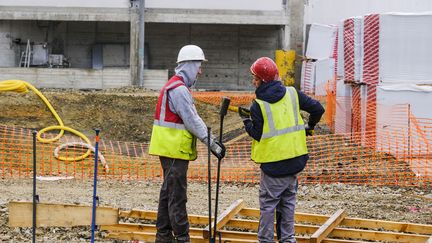 Dans le bâtiment, l'activité est "quasi-stable" et elle progresse légèrement dans l'industrie, d'après la Banque de France. (JEAN-MICHEL DELAGE / HANS LUCAS / AFP)