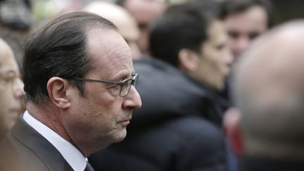 Fran&ccedil;ois Hollande, mercredi 7 janvier 2014 devant les locaux de "Charlie Hebdo", &agrave; Paris. (KENZO TRIBOUILLARD / AFP)