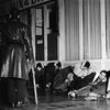 Des manifestants algériens arrêtés à Puteaux (Hauts-de-Seine), le 17 octobre 1961.&nbsp; (FERNAND PARIZOT / AFP)