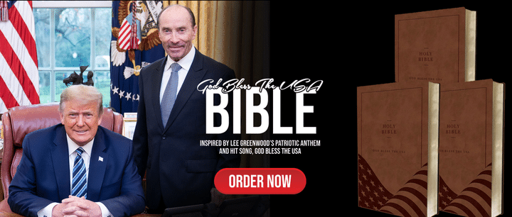 Donald Trump et Lee Greenwood promeuvent leur exemplaire de la Bible. (CAPTURE D'ECRAN / GODBLESSTHEUSABIBLE.COM)