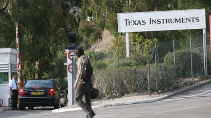 Devant le site Texas Instruments de Villeneuve-Loubet (Alpes-Maritimes), le 21 octobre 2008. (PATRICE LAPOIRIE / MAXPPP)