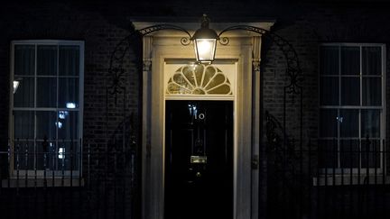 Le 10 Downing Street, à Londres, la&nbsp;résidence officielle et le lieu de travail du Premier ministre du Royaume-Uni de Grande-Bretagne et d'Irlande du Nord. (NIKLAS HALLE'N / AFP)