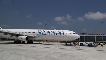 Un avion de la compagnie SriLankan Airlines à l'aéroport de&nbsp;Hambantota (Sri Lanka), le 18 mars 2013. (MAXPPP)