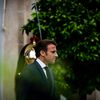 Emmanuel Macron dans les jardins de l'Elysée, à Paris, le 20 juillet 2022. (XOSE BOUZAS / HANS LUCAS / AFP)