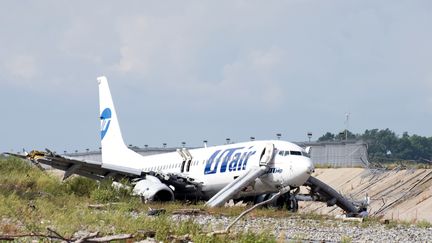 Un Boeing 737&nbsp;endommagé après un&nbsp;atterrissage d'urgence à Sotchi (Russie), le 1er septembre 2018.&nbsp; (EKATERINA LYZLOVA / AFP)