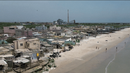 Sénégal : la montée du niveau de la mer menace de faire disparaître un village (Franceinfo)