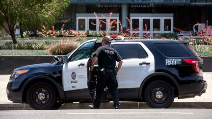 Un policier et sa voiture dans une rue de Los Angeles (États-Unis). (GETTY IMAGES)