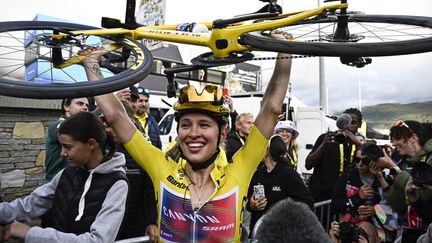 Katarzyna Niewiadoma (Canyon-SRAM Racing) célèbre sa victoire sur le Tour de France femmes à l'issue d'une 8e et dernière étape à suspense, dimanche 18 août 2024. (JULIEN DE ROSA / AFP)