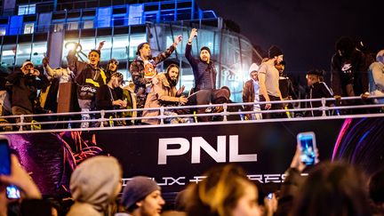 Le duo de rappeurs PNL&nbsp;s'est offert, le 5 avril 2019, une virée dans les rues de Paris à bord d'un bus à impériale à ses couleurs pour fêter la sortie de son nouvel album, "Deux frères". (SIMON GUILLEMIN / HANS LUCAS / AFP)