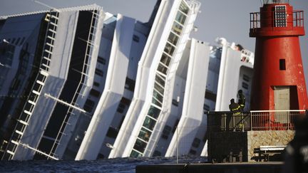 Le "Costa Concordia" &eacute;chou&eacute; pr&egrave;s de l'&icirc;le du Giglio, le 17 janvier 2012. (FILIPPO MONTEFORTE / AFP)