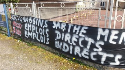 Banderole devant l'usine d'Arjowiggins à Bessé-sur-Braye (Sarthe) le 27 mars 2019. (BORIS HALLIER / FRANCE-BLEU MAINE)