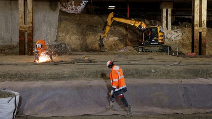 Des ouvriers sur le chantier de la future gare Saint-Denis Pleyel, le 5 février 2021. Photo d'illustration. (LUDOVIC MARIN / AFP)