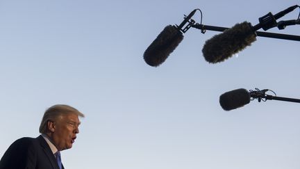 Donald Trump parle à la presse à son arrivée à la Maison Blanche, à Washington (Etats-Unis), le 27 septembre 2017. (SAUL LOEB / AFP)