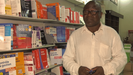 Au Cameroun, des milliers d'élèves sans manuels scolaires depuis la rentrée.
Une pénurie qui frappe notamment&nbsp; les librairies de Yaoundé, la capitale camerounaise&nbsp; (france 24)