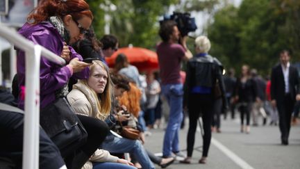 Ils attendent leur star préférée ou simplement une hypothétique invitation qui leur permettra d'entrer dans l'une des salles du Palais des Festivals.
 (Zhou Lei/NEWSCOM/SIPA)