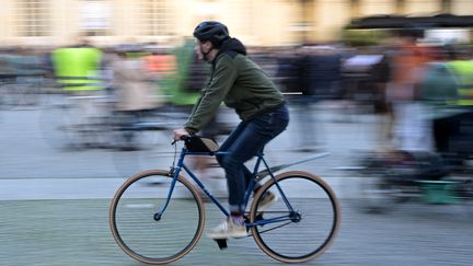 Un cycliste en ville (photo d'illustration). (DAMIEN MEYER / AFP)