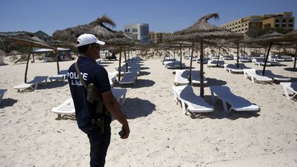 &nbsp; (Un policier posté face à l’hôtel Impérial à Sousse deux jours après l’attaque qui a fait 38 morts  © Sipa/Darko Vojinovic)