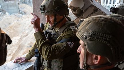 Des militaires israéliens sur le site où le dirigeant du Hamas Yahya Sinwar a été tué, le 17 octobre 2024 à Rafah, dans la bande de Gaza. (ARMEE ISRAELIENNE / AFP)