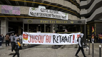 Un rassemblement contre la réforme des retraite à Lyon, le 20 avril 2023. (MAXIME JEGAT / MAXPPP)