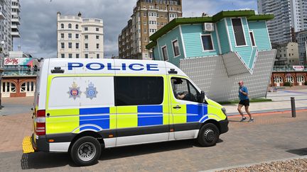 Un véhicule de police dans le centre-ville de Brighton, dans le sud de l'Angleterre. (GLYN KIRK / AFP)