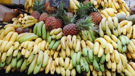 Des fruits provenant de l'agriculture biologique, le 19 novembre 2000 à Paris, au marché bio du boulevard Raspail. (AFP PHOTO / JEAN-PIERRE MULLER)