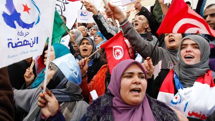 Des partisans du parti islamiste Ennahda manifestent le 16 f&eacute;vrier 2013 &agrave; Tunis.&nbsp; (AMINE LANDOULS / AP / SIPA)