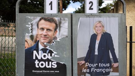 Un panneau électoral avec les affiches d'Emmanuel Macron et de Marine Le Pen, le 18 avril 2022, à Perpignan (Pyrénées-Orientales). (ARNAUD LE VU / HANS LUCAS / AFP)